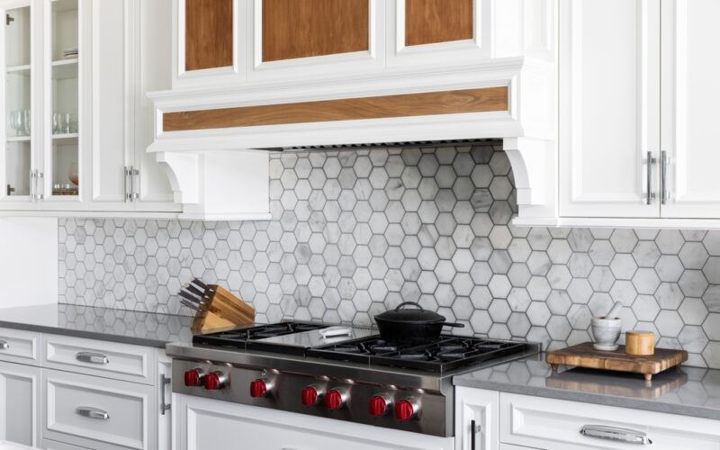 A,Kitchen,Range,Detail,With,A,Marble,Hexagon,Tile,Backsplash,