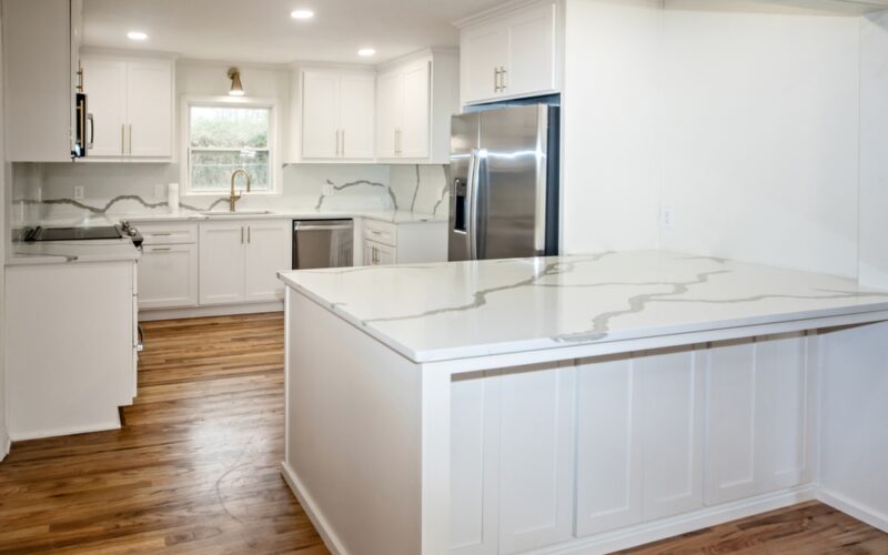 Light,And,Bright,Newly,Remodeled,White,Kitchen,With,Quartz,Countertops,